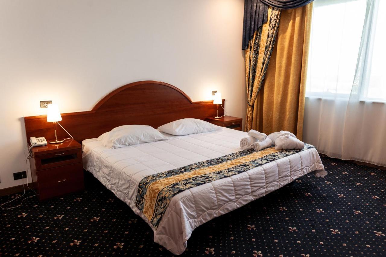 River Palace Hotel Atyrau Exterior photo