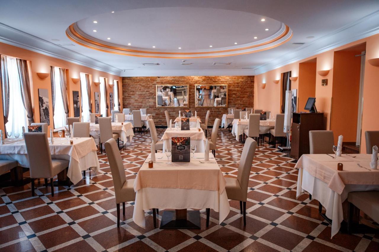 River Palace Hotel Atyrau Exterior photo