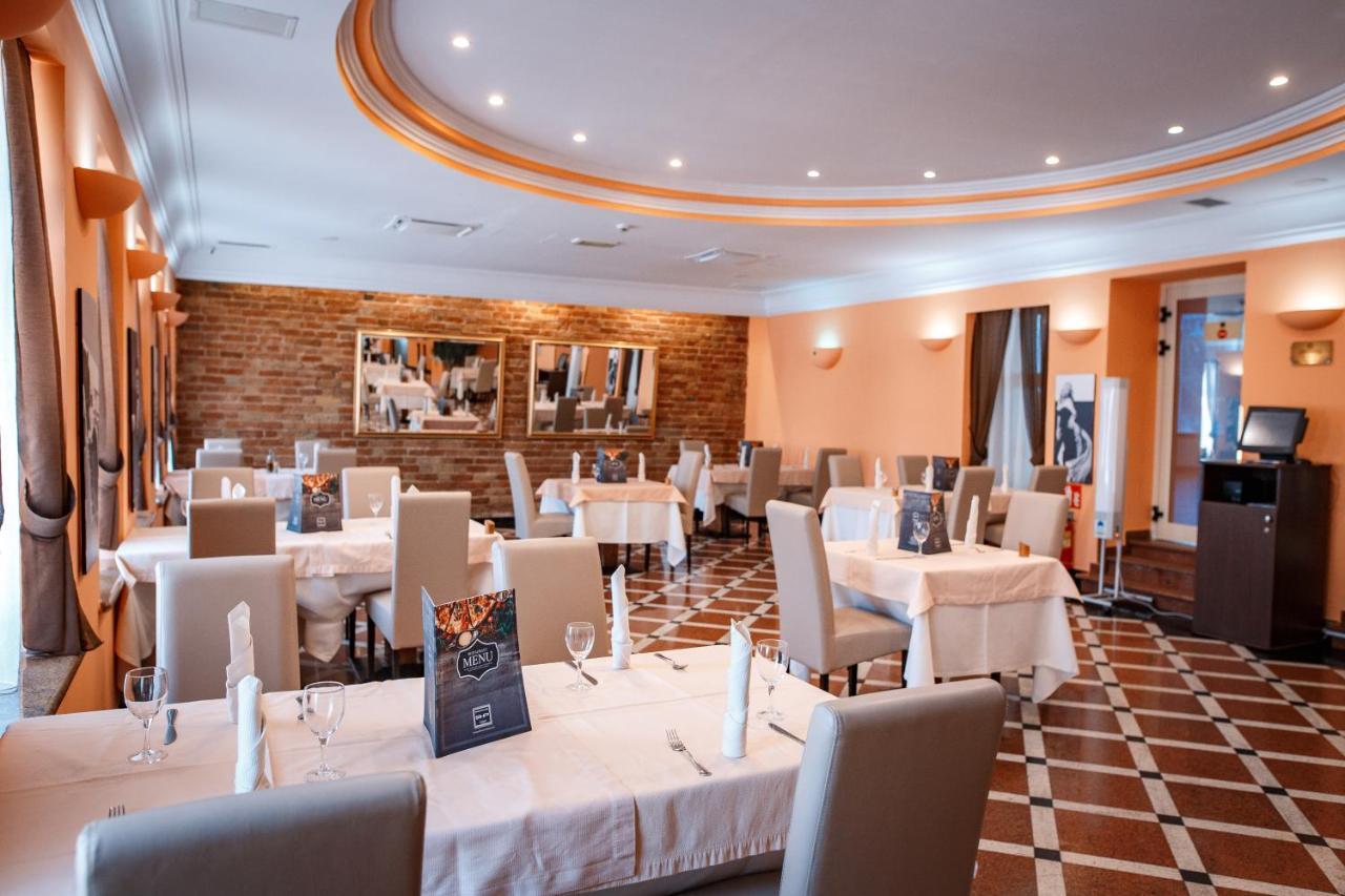 River Palace Hotel Atyrau Exterior photo